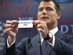 Dejan Stankovic muestra la papeleta del Real Madrid. AFP / F. Coffrini