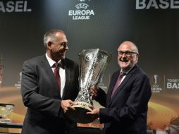 Hans-Peter Wessels, concejal de Basilea, y Peter Gilliéron, presidente de la Asociaicón Suiza de Futbol posan con el trofeo del torneo. AFP / F. Coffrini