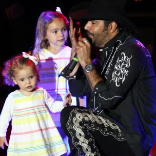 Pablo Montero presenta espectáculo acompañado de su familia