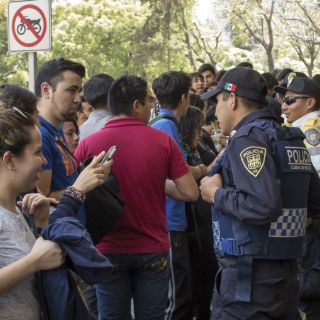 Un centenar de fans espera ver salir a Coldplay de hotel