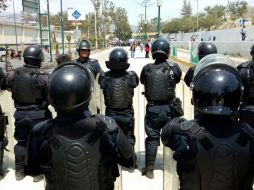 Los docentes se concentraron en la entrada principal y lanzaron huevos a los uniformados que mantenían un operativo. SUN / D. Téllez