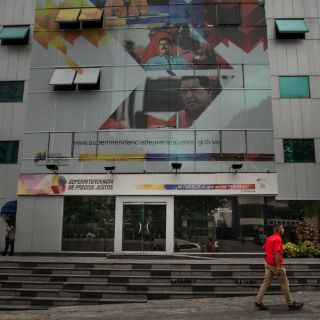 Venezolanos denuncian límites en retiros bancarios