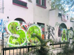 Desastre. Pintas en casa Robles Castillo, diseñada por el arquitecto Luis Barragán. TWITTER / Kehila Kú