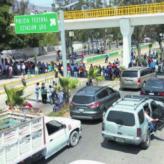 Profesores de la CNTE hacen bloqueos en cuatro estados