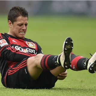 Leverkusen gana al Frankfurt, pero 'Chicharito' se lesiona