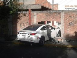 Autoridades municipales se dirigieron al punto donde encontraron al vehículo metido en un muro. ESPECIAL /