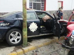 Las seis personas heridas fueron atendidas, dos oficiales y cuatro tripulantes del automóvil Jetta. ESPECIAL /