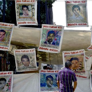 Campa se reúne con padres de los 43