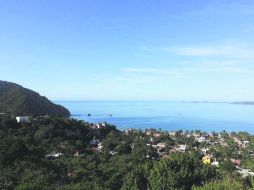 Cobijada por un cerro, esta bahía se ubica a unos quince minutos de Melaque. EL INFORMADOR / B. Castillo