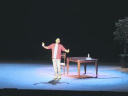 Con una escenografía austera sólo con una mesa y unas plantas, Odín mantuvo la línea narrativa durante dos horas. EL INFORMADOR / P. Franco