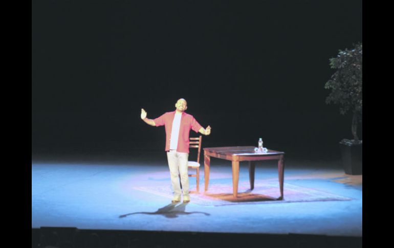 Con una escenografía austera sólo con una mesa y unas plantas, Odín mantuvo la línea narrativa durante dos horas. EL INFORMADOR / P. Franco