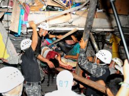 Equipos de rescate trabajan entre los escombros para localizar y poder salvar a posibles supervivientes. AFP / A. Ochoa