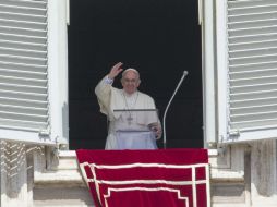 El Pontífice saluda durante el rezo del 'Regina Coeli'. EFE / G. Onorati