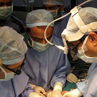 Médicos extirpan un tumor de 31 kilos en China