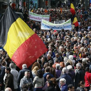 Marchan en Bruselas para repudiar el terrorismo