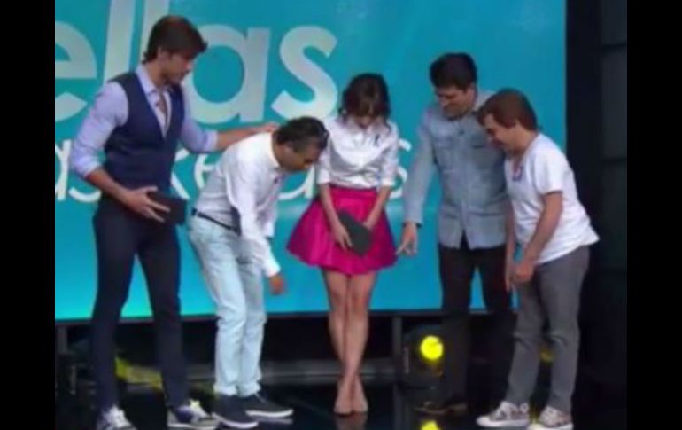 Comentaron a Natalia Téllez, que su ropa interior se reflejaba en el piso del set. YOUTUBE / Especial