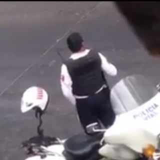 Graban a policía vial cuando recibe 'mordida' y lo cesan