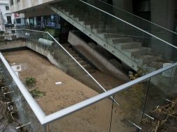 Se desborda el río Mapocho e inunda varias calles aledañas al lugar, incluidos estacionamientos subterráneos. AP / E. Félix