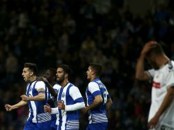 Herrera controla el balón y dispara de zurda para poner el 2-0 apenas al minuto nueve. EFE / E. Silva