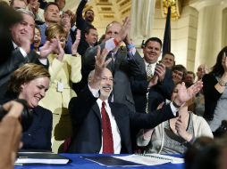 El gobernador Tom Wolf firmó este domingo la ley que legaliza el uso medicinal de la mariguana. AP / C. Dunn