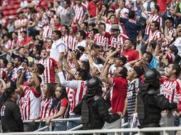Más de mil elementos custodian a los aficionados en el estadio Chivas. EL INFORMADOR / R. Tamayo