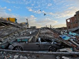 Cerca de medio millar de expertos de nueve países ayudan a Ecuador en las tareas de rescate. AFP / L. Acosta
