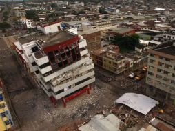 El lunes en la madrugada los bomberos de Quito lograron rescatar a tres personas de un centro comercial en Manta. AFP / P. Cozzaglio