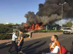 Dos autobuses y un automóvil fueron alcanzados por el incendio que surgió tras la explosión. EFE / Especial