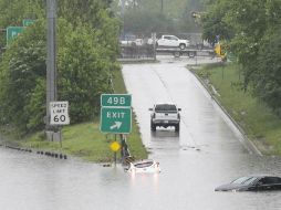Los cuerpos de emergencia han rescatado a mil 222 personas atrapadas por el agua en sus hogares o automóviles. AP / P. Sullivan
