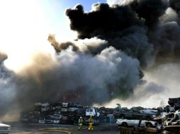 Libera humo negro durante dos horas antes de que los bomberos lograran apagarlo. AP / R. Vogel