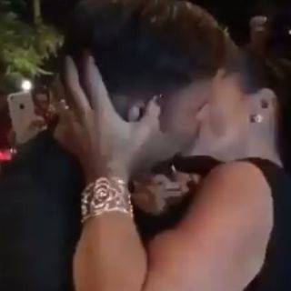 Mujer paga 90 mil euros por beso de Ricky Martin