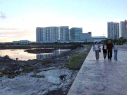 Aspectos del Malecón Tajamar en Cancún. SUN /