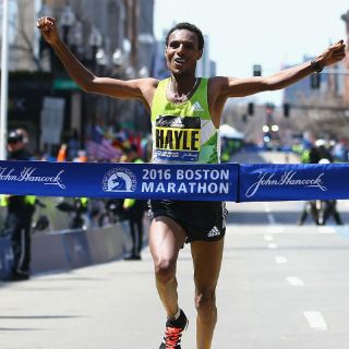 Maratonistas rarámuris debutan en maratón de Boston
