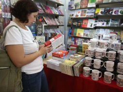 La mayoría de los entrevistados escuchan música o revisan sus redes sociales mientras leen. NTX / ARCHIVO