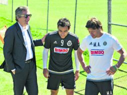 En sus manos. Jorge Vergara (izq.) afirmó que la continuidad de Omar Bravo (centro) depende de Matías Almeyda. MEXSPORT /