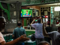 Residentes de Río de Janeiro discuten durante la transmisión del mensaje de la presidente Dilma Rousseff. AFP / C. Simon