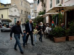 Este fin de semana, el Pontífice acogió a tres familias sirias en El Vaticano. AFP / F. Monteforte
