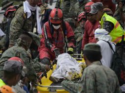 ''¡He vuelto a nacer! ¡Y ahora amo más a mi mujercita y a mis hijos!'', dice un hombre de 51 rescatado este día. AFP / R. Buendía