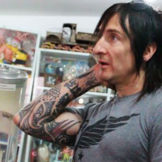 Guitarrista de Guns N' Roses visita Museo del Juguete