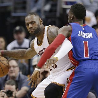 LeBron evita discutir con entrenador de Pistones