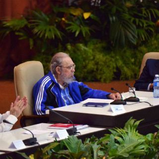 Fidel Castro exhorta a comunistas a seguir su legado