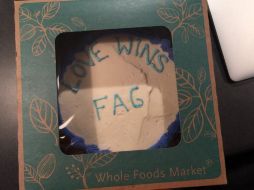 La cadena de supermercados negó haber escrito eso en el pastel y señaló que incluso el pastelero es homosexual. YOUTUBE / Kaplan Law Firm PLLC
