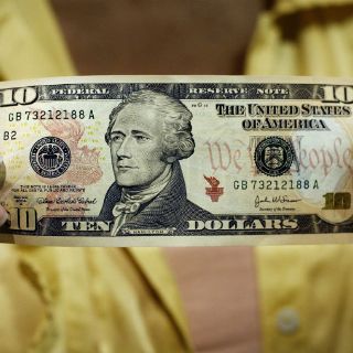 Dólar tiene alza ligera y se ofrece en 17.61 pesos