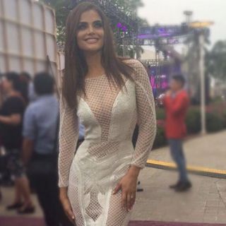 Marisol González usa vestido que deja ver de más
