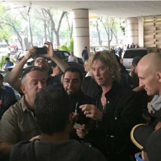 Bajista de Guns N' Roses firma autógrafos a fans