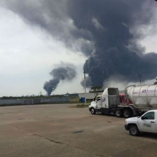 Se registra explosión en planta de Pemex en Coatzacoalcos