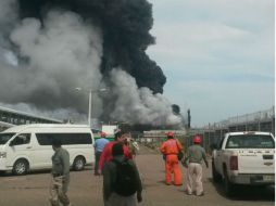La explosión se sintió en una parte del puerto de Coatzacoalcos y la enorme columna de humo se apreciaba a varios kilómetros. TWITTER / @spcver