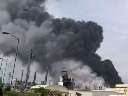 Se recomendó a la población del puerto de Coatzacoalcos a evitar salir a las calles debido a la emanación de gases y cenizas. EFE /