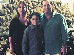 Ricardo Salinas con sus padrinos Diana Malacara y José Manuel Gómez. Primera comunión.  /