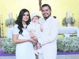 Diego con sus papás, Paola Larios y Roberto Rosales.  /